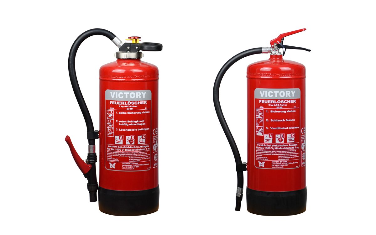 Vergleich: Victory Auflade-Pulverlöscher GPD9 links, Dauerdruck-Pulverlöscher PD9E-E rechts, je 9 kg