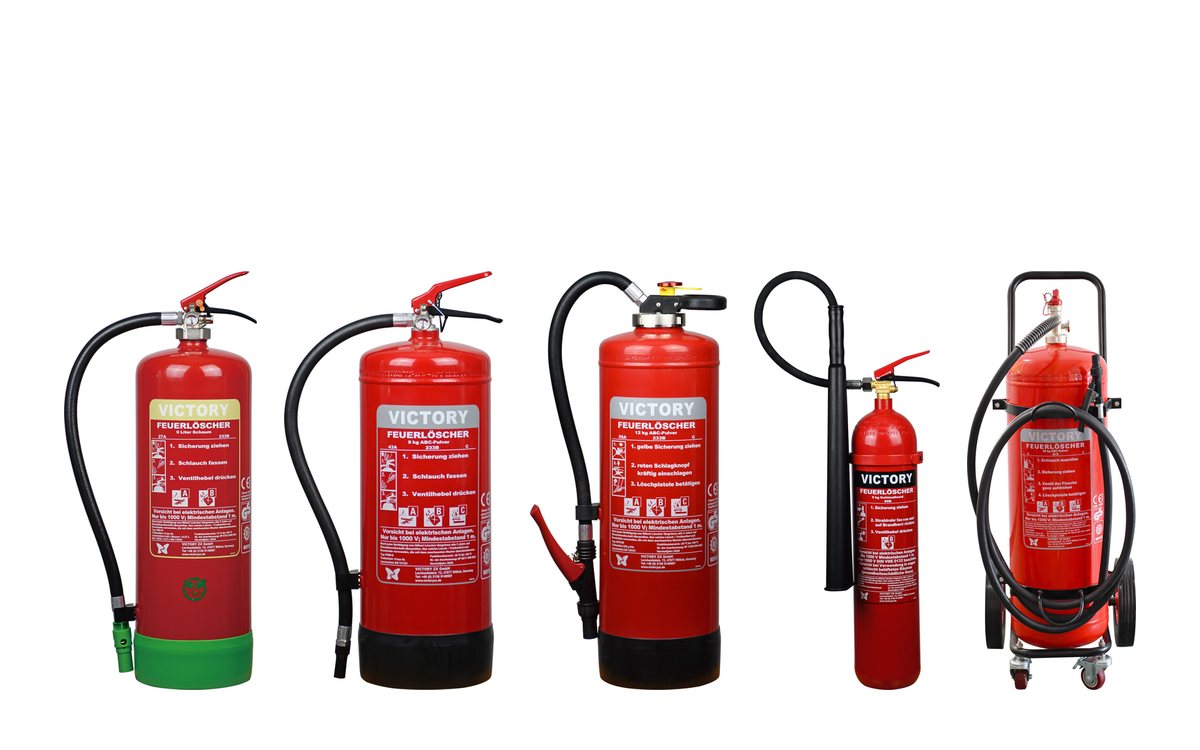Auswahl für Betriebe: Schaumlöscher FM9-FF, Pulverlöscher PD9E-E und GPD12E, CO₂-Löscher CO5C und fahrbarer PD50E